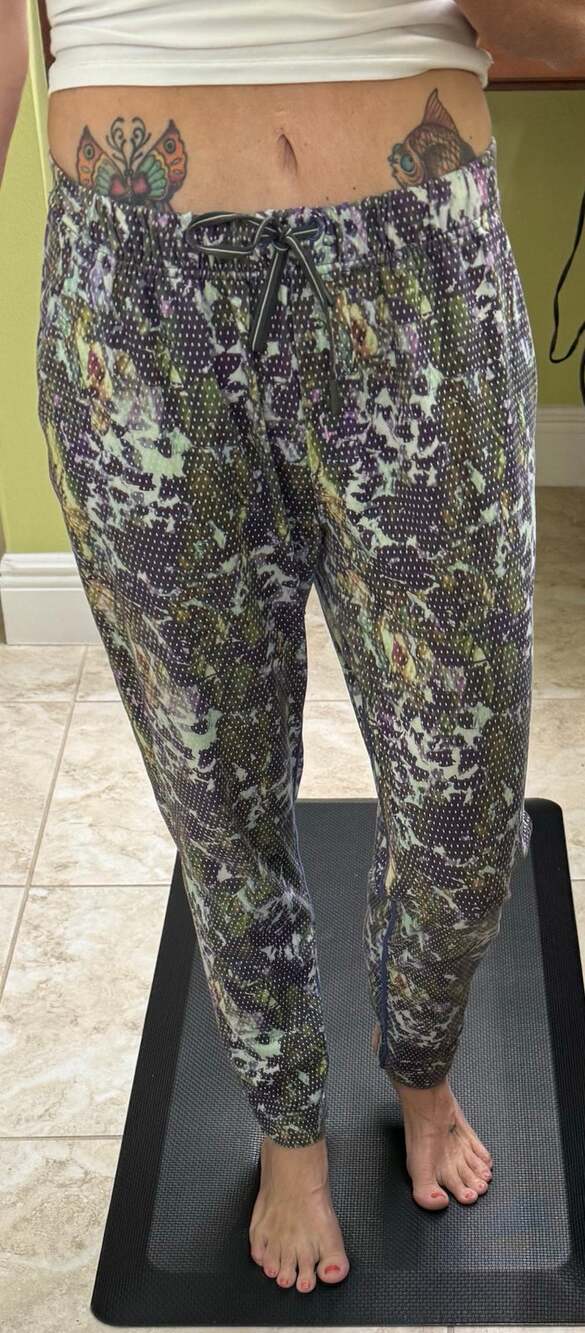 Lululemon jet crop luxtreme 6 pants joggers Floral Sport Backdrop Iris Flower